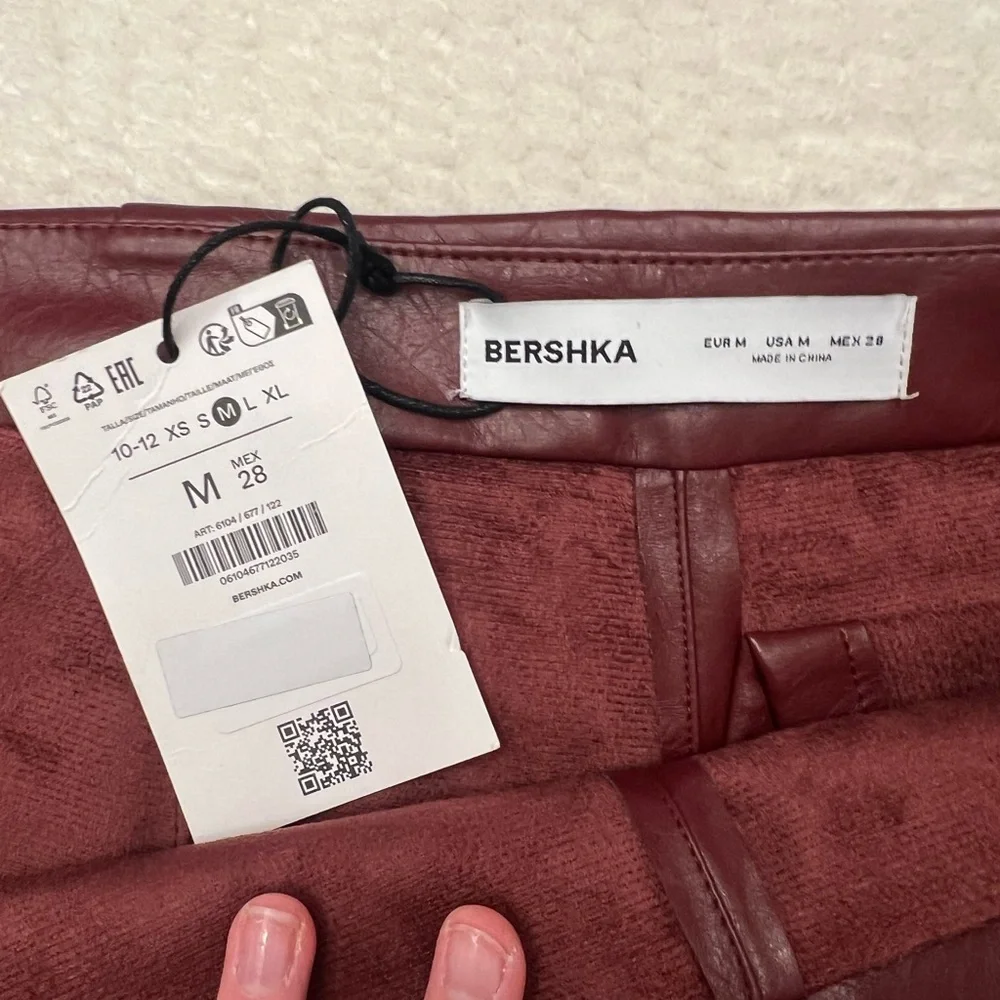 SOLD✨ Bershka Faux leather mini skirt/skort - Picture 3 of 8